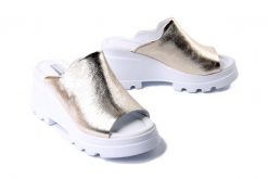 ARTIKER RELAKS 56C0435 gold, klapki damskie. Żółte klapki damskie Artiker Relaks, na lato, bez wzorów, bez obcasa, na koturnie, bez zapięcia. Za 249.90 zł.