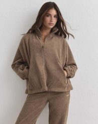 Damska kurtka polarowa na zamek Fleece Zip orzechowa. Brązowe kurtki sportowe damskie Aim'n, l, bez wzorów, z materiału, bez ramiączek, bez kaptura, trekkingowe. Za 431.00 zł.