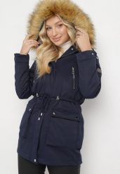 Granatowa Kurtka Parka z Kapturem i Futerkiem Nemilia. Niebieskie kurtki damskie Born2be, s, bez wzorów, z kapturem. Za 259.99 zł.