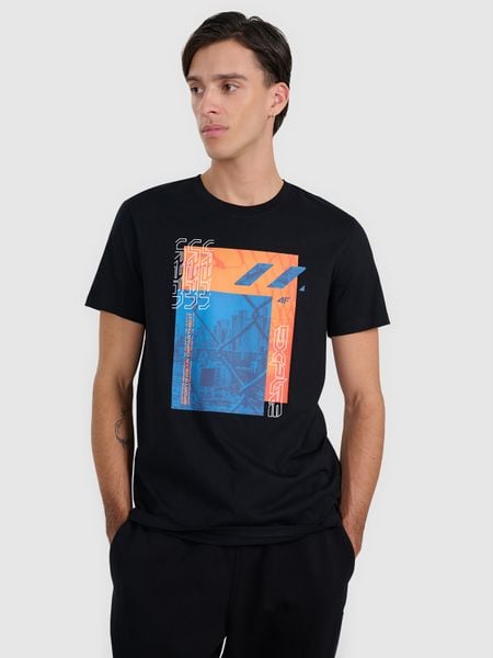 4F T-shirt regular z nadrukiem męski - czarny S. Czarne t-shirty męskie 4F, m, bez wzorów, z bawełny, bez kołnierzyka, bez ramiączek. W wyprzedaży za 59.99 zł.