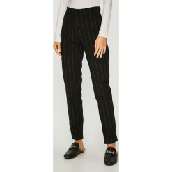 Jacqueline de Yong - Spodnie. Czarne spodnie materiałowe damskie Jacqueline de Yong, bez wzorów, z dzianiny, casualowe. W wyprzedaży za 49.90 zł.