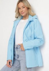 Jasnoniebieska Kurtka Typu Wiatrówka z Odpinanym Kapturem Ndivoria. Niebieskie kurtki sportowe damskie Born2be, l, bez wzorów, z jeansu, bez ramiączek, trekkingowe. Za 179.99 zł.