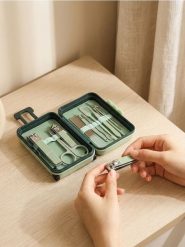 Podróżny zestaw do paznokci i pielęgnacji w etui w kształcie walizki 12 pack - zielony. Zielone walizki damskie Sinsay, bez wzorów. Za 19.99 zł.