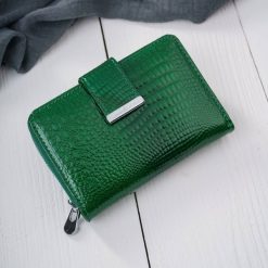 Portfel damski skórzany lakierowany mały zielony z tłoczeniem croco z RFID SP-26-CGR. Zielone portfele damskie z lakierowanej skóry. Za 99.00 zł.