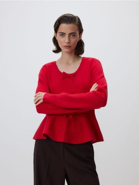 Sweter z kokardkami - czerwony. Czerwone swetry nierozpinane damskie Reserved, l, bez wzorów, z dzianiny, bez kołnierzyka, bez ramiączek. Za 119.99 zł.