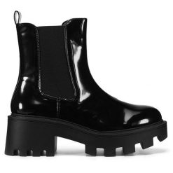 Botki DeeZee. Czarne botki damskie DeeZee, bez wzorów, bez obcasa, na słupku, bez zapięcia. Za 179.99 zł.