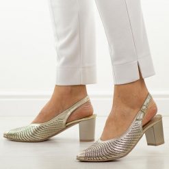 Złote C skórzane Polskie czółenka damskie Deoni D136A. Żółte czółenka damskie Deoni, na lato, w ażurowe wzory, ze skóry, casualowe, bez obcasa, na obcasie, bez zapięcia. Za 429.00 zł.