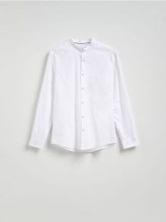 Bawełniana koszula slim fit - biały. Białe koszule męskie Reserved, l, bez wzorów, z bawełny, bez kołnierzyka, bez ramiączek. W wyprzedaży za 89.99 zł.