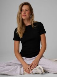 4F T-shirt slim z prążkowanej dzianiny damski - czarny XL. Czarne t-shirty damskie 4F, uniwersalny, bez wzorów, z bawełny, eleganckie, bez kołnierzyka, bez ramiączek. Za 49.99 zł.