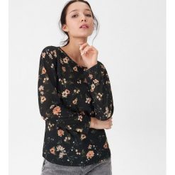 Sweter w kwiaty - Wielobarwny. Swetry nierozpinane damskie House, l, bez wzorów, bez kołnierzyka, bez ramiączek. Za 49.99 zł.