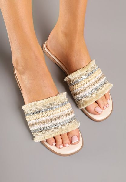 Beżowe Klapki Ozdobione Cyrkoniami i Frędzlami w Stylu Boho Ridivenna. Brązowe klapki damskie Renee, na lato, bez wzorów, boho, bez obcasa, na płaskiej podeszwie, bez zapięcia. Za 64.99 zł.
