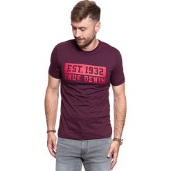 MUSTANG T SHIRT Alex C Print WINETASTING 1008654 8355. Czerwone t-shirty męskie Mustang, m, bez wzorów, bez kołnierzyka, bez ramiączek. Za 59.99 zł.