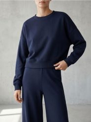 Krótka bluza crewneck - granatowy. Niebieskie bluzy damskie Sinsay, l, bez wzorów, sportowe, bez ramiączek, bez kaptura. Za 49.99 zł.