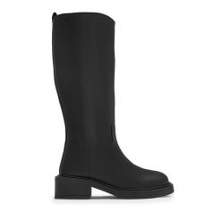 Kozaki Lasocki. Czarne kozaki damskie Lasocki, bez wzorów, bez obcasa, na płaskiej podeszwie, bez zapięcia. Za 429.99 zł.