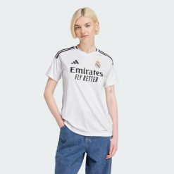 Koszulka Real Madrid 24/25 Home. Białe bluzki damskie Adidas, s, bez wzorów, z materiału, sportowe, bez kołnierzyka, bez ramiączek. Za 449.00 zł.