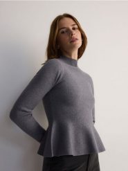 Sweter z baskinką - szary. Szare swetry nierozpinane damskie Reserved, l, bez wzorów, z dzianiny, bez kołnierzyka, bez ramiączek. W wyprzedaży za 89.99 zł.