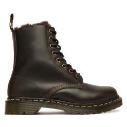 Trzewiki Dr. Martens. Brązowe botki damskie Dr. Martens, bez wzorów, bez obcasa, na płaskiej podeszwie, bez zapięcia. Za 789.99 zł.