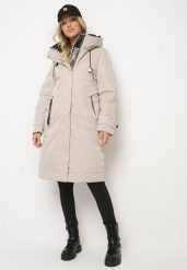 Beżowa Pudełkowa Kurtka Typu Parka z Kapturem i Kieszeniami Kaithraea. Brązowe kurtki damskie Born2be, na zimę, l, bez wzorów, z materiału, z kapturem. Za 349.99 zł.