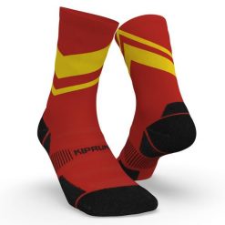 Skarpetki do biegania Kiprun Run 900 wysokie grube. Czerwone skarpetki damskie KIPRUN, bez wzorów, z dzianiny. W wyprzedaży za 29.99 zł.