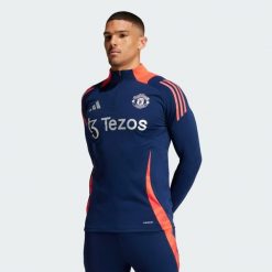 Bluza Manchester United Tiro 24 Training. Czerwone bluzy męskie Adidas, m, bez wzorów, z materiału, sportowe, bez ramiączek, bez kaptura. W wyprzedaży za 279.75 zł.