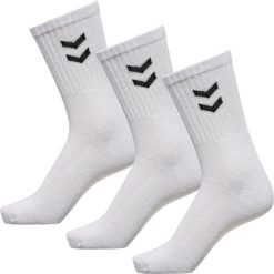 Zestaw skarpet sportowych dla dorosłych Hummel 3-Pack Basic Sock. Białe skarpety męskie Hummel, bez wzorów, z bawełny. Za 22.99 zł.