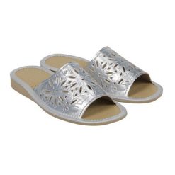 Kapcie damskie klapki R.39 na koturnie z wycięciami lekkie wygodne odkryte KD-02-SR-39. Niebieskie klapki damskie w ażurowe wzory, z lakierowanej skóry, bez obcasa, na koturnie, bez zapięcia. Za 23.37 zł.