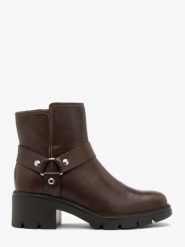 Ciemnobrązowe botki biker boots. Brązowe botki damskie Ryłko, bez wzorów, ze skóry, rockowe, z okrągłym noskiem, bez obcasa, na obcasie, bez zapięcia. Za 549.99 zł.
