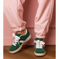 Zielone sneakersy trampki damskie sportowe. Zielone trampki i tenisówki damskie bez wzorów, z materiału, bez zapięcia. Za 92.85 zł.