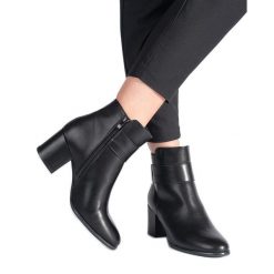 Klasyczne eleganckie czarne botki na słupku Sergio Leone. Czarne botki damskie na jesień, bez wzorów, eleganckie, bez obcasa, na słupku, bez zapięcia. Za 231.50 zł.