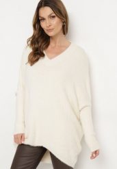 Beżowy Sweter z Kaszmirem w Stylu Nietoperza Edionira. Brązowe swetry nierozpinane damskie Born2be, bez wzorów, z kaszmiru, eleganckie, bez kołnierzyka, bez ramiączek. Za 139.99 zł.