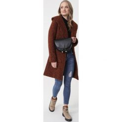 Camelowy Płaszcz Colebee. Brązowe płaszcze damskie Born2be, l, bez wzorów, z materiału, eleganckie, bez kołnierzyka, bez kaptura. Za 299.99 zł.