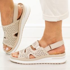 Beżowe skórzane sandały damskie Cambell 40330. Brązowe sandały damskie Cambell, bez wzorów, z jeansu, bez obcasa, na platformie, bez zapięcia. Za 219.00 zł.