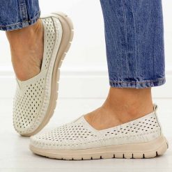 Beżowe ażurowe półbuty damskie Sergio Leone Mk099H. Brązowe półbuty damskie Sergio Leone, na lato, w ażurowe wzory, z jeansu, casualowe, z okrągłym noskiem, bez obcasa, na płaskiej podeszwie, bez zapięcia. Za 149.00 zł.