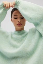 Sweter oversize z bufiastymi rękawami w kolorze FROSTY MINT - RIVERO. Zielone swetry nierozpinane damskie Marsala, na lato, bez wzorów, z wełny, bez kołnierzyka, bez ramiączek. Za 249.90 zł.