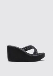 Klapki dla kobiet Ipanema HIGH FASHION SLIDE. Czarne klapki damskie Ipanema, bez wzorów, z gumy, eleganckie, bez obcasa, na koturnie, bez zapięcia. Za 149.99 zł.
