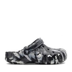 Klapki Crocs. Czarne klapki damskie Crocs, bez wzorów, bez obcasa, bez zapięcia. Za 189.99 zł.