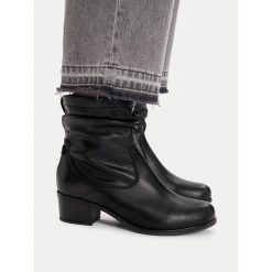Botki Go Soft. Czarne botki damskie GO SOFT, bez wzorów, bez obcasa, na słupku, bez zapięcia. Za 259.99 zł.