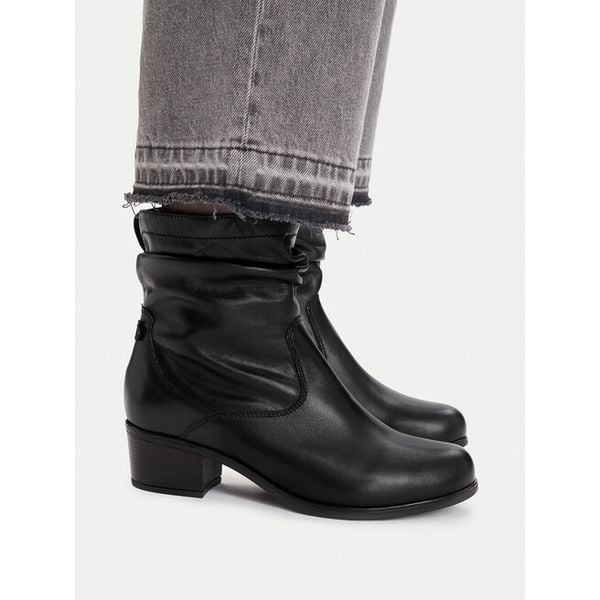 Botki Go Soft. Czarne botki damskie GO SOFT, bez wzorów, bez obcasa, na słupku, bez zapięcia. Za 259.99 zł.