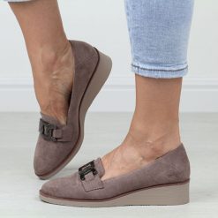 Khaki zamszowe półbuty damskie na koturnie Potocki 12319. Brązowe półbuty damskie POTOCKI, na jesień, z aplikacjami, z zamszu, klasyczne, bez obcasa, na koturnie, bez zapięcia. Za 159.00 zł.