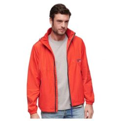 Kurtka Superdry Czerwona Wiatrówka. Czerwone kurtki męskie Superdry, m, bez wzorów, z materiału, eleganckie, z kapturem. Za 371.35 zł.
