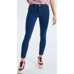 Jeansy push up - Granatowy. Niebieskie jeansy damskie Cropp, bez wzorów, z jeansu. Za 99.99 zł.