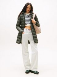 Tommy Jeans płaszcz puchowy Kobiety Sztuczne włókno zielony, M. Zielone płaszcze damskie Tommy Jeans, m, bez wzorów, z jeansu, bez kołnierzyka. Za 949.95 zł.