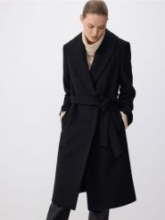 Płaszcz z domieszką wełny - czarny. Czarne płaszcze damskie Reserved, l, bez wzorów, z tkaniny, klasyczne, bez kołnierzyka, bez kaptura. W wyprzedaży za 239.99 zł.