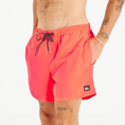 Spodenki surfingowe męskie Quiksilver Volley krótkie. Brązowe szorty męskie Quiksilver, bez wzorów, z poliesteru, sportowe. W wyprzedaży za 99.99 zł.