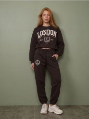 Bluza crewneck z napisem London - brązowy. Brązowe bluzy damskie Sinsay, l, bez wzorów, bez ramiączek, bez kaptura. Za 39.99 zł.