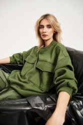 Bluza z dużymi kieszeniami i wiązaniem w pasie khaki. Brązowe bluzy damskie MOODO, l, bez wzorów, bez ramiączek, bez kaptura. W wyprzedaży za 35.99 zł.