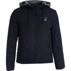 Granatowa Kurtka Covina. Niebieskie kurtki męskie Born2be, na jesień, l, bez wzorów, z materiału, bez kaptura. Za 149.99 zł.