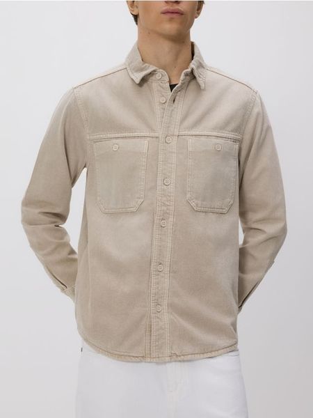 Jeansowa koszula regular fit - beżowy. Brązowe koszule męskie Reserved, l, bez wzorów, z bawełny, bez kołnierzyka, bez ramiączek. W wyprzedaży za 89.99 zł.