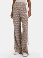 Guess Spodnie dresowe V5BB15 K1990 Brązowy Relaxed Fit. Brązowe spodnie dresowe damskie Guess, z aplikacjami, z dresówki. Za 419.99 zł.
