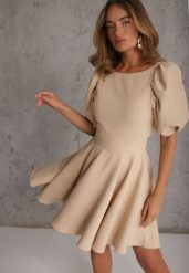 Beżowa Elegancka Sukienka z Bufiastymi Rękawami Odkrytymi Plecami i Wiązaniem Haritte. Brązowe sukienki damskie Renee, l, bez wzorów, eleganckie, bez kołnierzyka, bez ramiączek, mini, kopertowe. Za 249.99 zł.